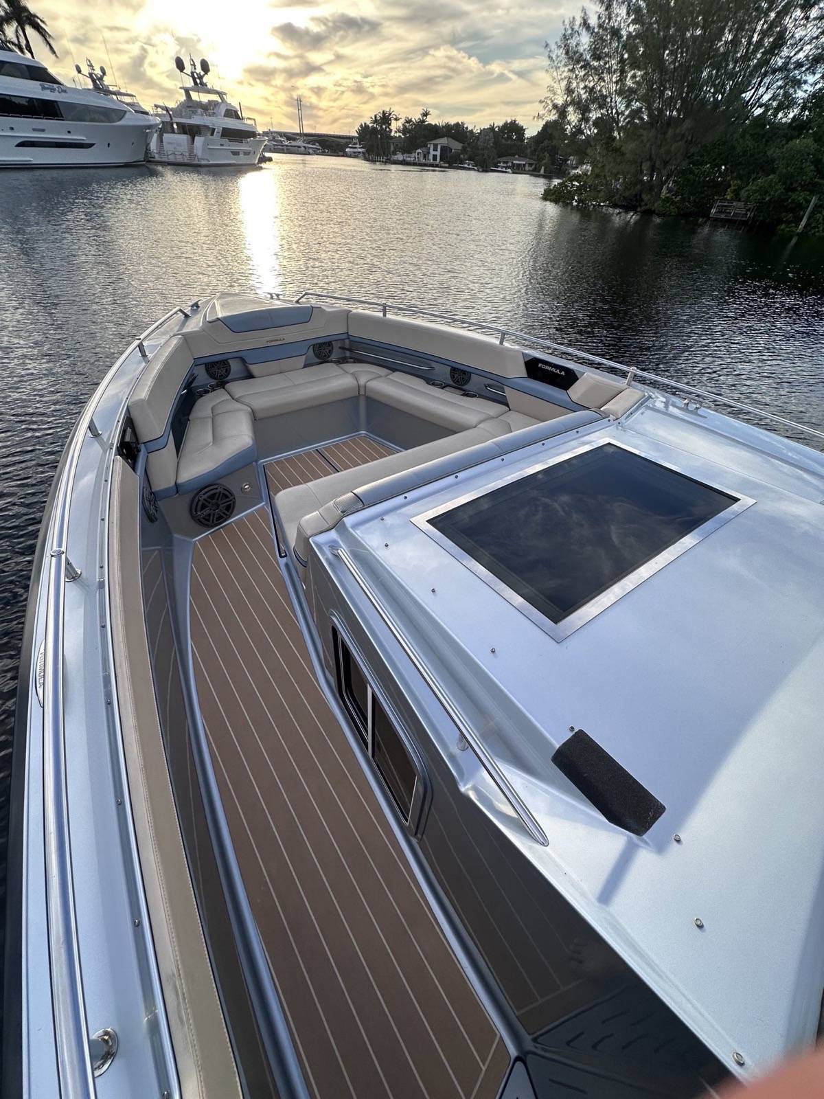 Formula 430 SSC foredeck sunpad and windshield at sunset