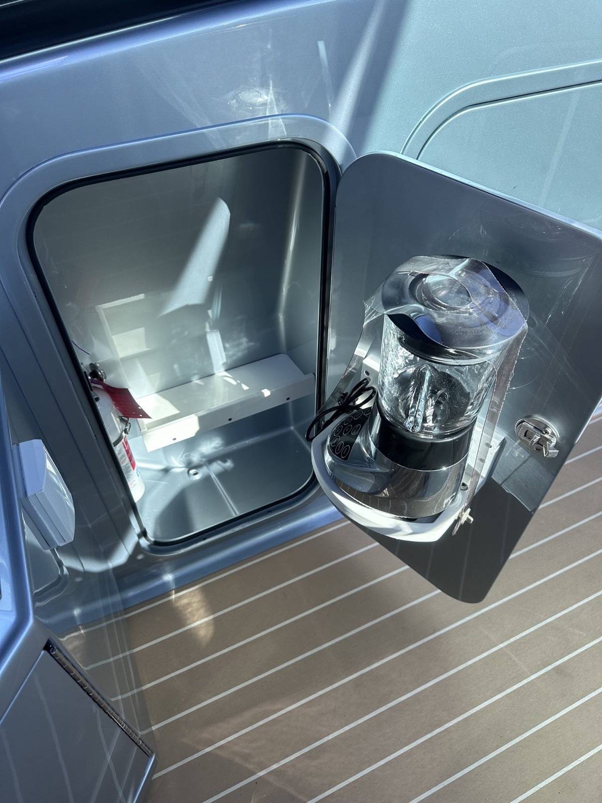 Formula 430 SSC cockpit wet bar storage with integrated blender