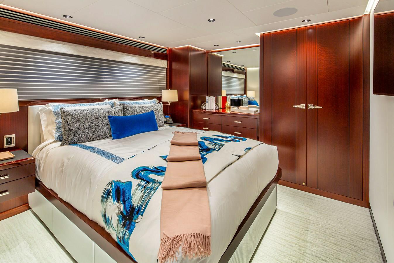 Guest stateroom aboard Lion's Den, Westport 125